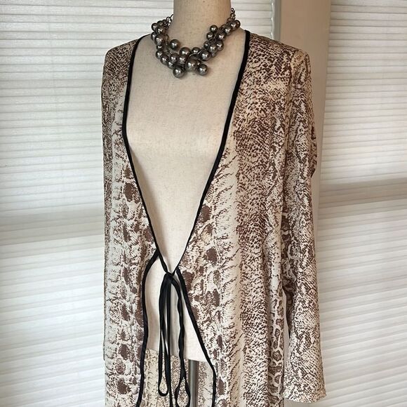 PrettylLittleThing Women’s 4 animal print tie front flowing cardigan NWT - Picture 15 of 16